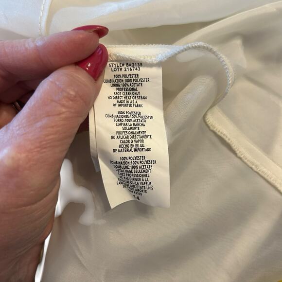 Betsy & Adam White Embellished Gown - Size 14 - Picture 9 of 16